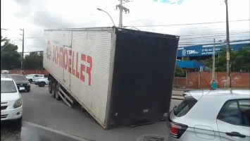 Baú de caminhão tomba e bloqueia pista na Av. Bernardo Manuel, em Fortaleza