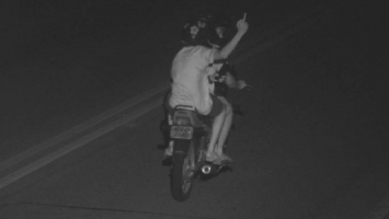 Adolescente conhecido por dar dedo do meio a fotossensores é pego em moto com dezenas de multas