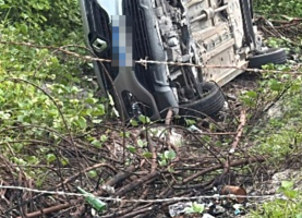 Suspeitos de cometer homicídios são perseguidos pela polícia, capotam carro e fogem pela mata no interior do Ceará