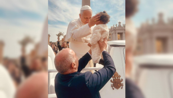 Bebê cearense recebe bênção de Papa Leão XIV após missa de Domingo de Ramos no Vaticano